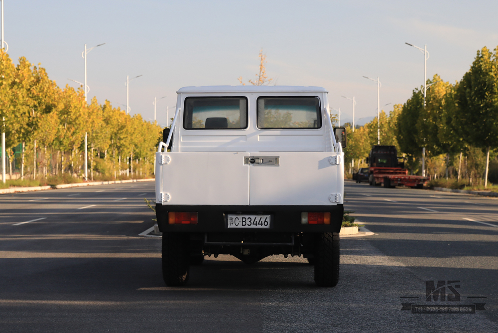 Four-wheel Drive White IVECO Off Road Small Truck_4*4 113hp Short Head Double Row Light Truck_Export Special Vehicle