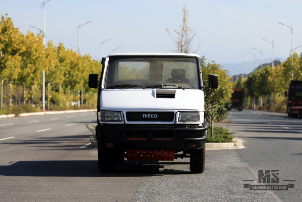 Four-wheel Drive White IVECO Off Road Small Truck_4*4 113hp Short Head Double Row Light Truck_Export Special Vehicle