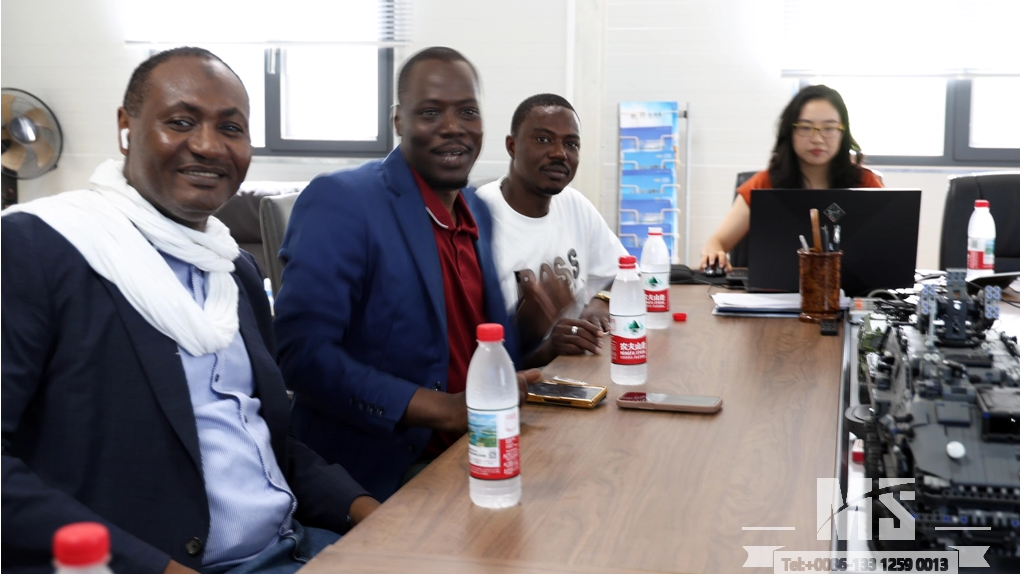 Overseas Clients Visit Our Company for Commercial Vehicle Procurement Cooperation